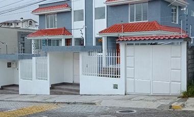 CASA EN VENTA 4 dormitorios con baño propio cada uno, dormitorio en planta baja. Por estrenar con acabados de lujo. Independiente 4 dormitorios con ba