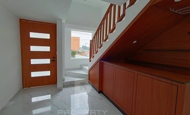 CASA EN VENTA 4 dormitorios con baño propio cada uno, dormitorio en planta baja. Por estrenar con acabados de lujo. Independiente 4 dormitorios con ba