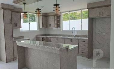 CASA EN VENTA 4 dormitorios con baño propio cada uno, dormitorio en planta baja. Por estrenar con acabados de lujo. Independiente 4 dormitorios con ba