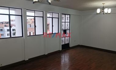 Triplex En 4° Nivel, Un Área De 120.50 M2 Construidos, Con Frente A La Av. Luis Brayle Cuadra 14