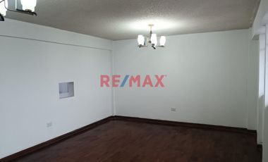 Triplex En 4° Nivel, Un Área De 120.50 M2 Construidos, Con Frente A La Av. Luis Brayle Cuadra 14