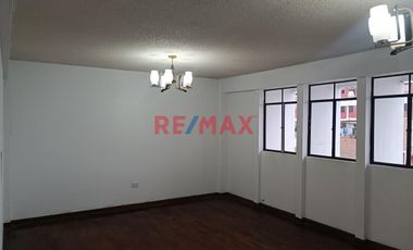 Triplex En 4° Nivel, Un Área De 120.50 M2 Construidos, Con Frente A La Av. Luis Brayle Cuadra 14
