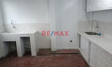 Triplex En 4° Nivel, Un Área De 120.50 M2 Construidos, Con Frente A La Av. Luis Brayle Cuadra 14