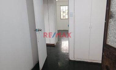 Triplex En 4° Nivel, Un Área De 120.50 M2 Construidos, Con Frente A La Av. Luis Brayle Cuadra 14