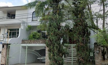 HERMOSA CASA EN RENTA PARA CASA HABITACION U OFICINA, EN EXCLUSIVO FRACCIONAMIENTO RESIDENCIAL, PASEO DEL HELIOTROPO, COLONIA MONRAZ, GUADALAJARA, JAL