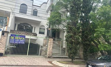 HERMOSA CASA EN RENTA PARA CASA HABITACION U OFICINA, EN EXCLUSIVO FRACCIONAMIENTO RESIDENCIAL, PASEO DEL HELIOTROPO, COLONIA MONRAZ, GUADALAJARA, JAL