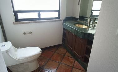 HERMOSA CASA EN RENTA PARA CASA HABITACION U OFICINA, EN EXCLUSIVO FRACCIONAMIENTO RESIDENCIAL, PASEO DEL HELIOTROPO, COLONIA MONRAZ, GUADALAJARA, JAL