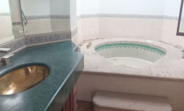 HERMOSA CASA EN RENTA PARA CASA HABITACION U OFICINA, EN EXCLUSIVO FRACCIONAMIENTO RESIDENCIAL, PASEO DEL HELIOTROPO, COLONIA MONRAZ, GUADALAJARA, JAL