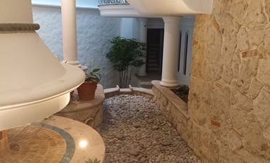 HERMOSA CASA EN RENTA PARA CASA HABITACION U OFICINA, EN EXCLUSIVO FRACCIONAMIENTO RESIDENCIAL, PASEO DEL HELIOTROPO, COLONIA MONRAZ, GUADALAJARA, JAL