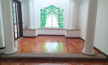 HERMOSA CASA EN RENTA PARA CASA HABITACION U OFICINA, EN EXCLUSIVO FRACCIONAMIENTO RESIDENCIAL, PASEO DEL HELIOTROPO, COLONIA MONRAZ, GUADALAJARA, JAL
