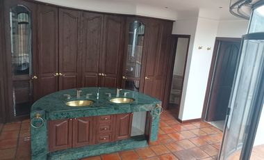 HERMOSA CASA EN RENTA PARA CASA HABITACION U OFICINA, EN EXCLUSIVO FRACCIONAMIENTO RESIDENCIAL, PASEO DEL HELIOTROPO, COLONIA MONRAZ, GUADALAJARA, JAL