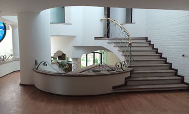 HERMOSA CASA EN RENTA PARA CASA HABITACION U OFICINA, EN EXCLUSIVO FRACCIONAMIENTO RESIDENCIAL, PASEO DEL HELIOTROPO, COLONIA MONRAZ, GUADALAJARA, JAL
