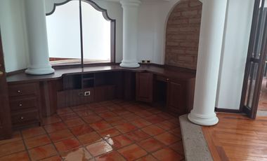 HERMOSA CASA EN RENTA PARA CASA HABITACION U OFICINA, EN EXCLUSIVO FRACCIONAMIENTO RESIDENCIAL, PASEO DEL HELIOTROPO, COLONIA MONRAZ, GUADALAJARA, JAL