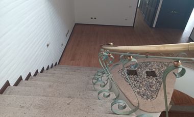 HERMOSA CASA EN RENTA PARA CASA HABITACION U OFICINA, EN EXCLUSIVO FRACCIONAMIENTO RESIDENCIAL, PASEO DEL HELIOTROPO, COLONIA MONRAZ, GUADALAJARA, JAL
