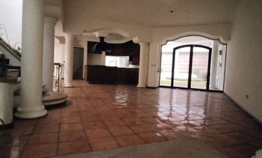 HERMOSA CASA EN RENTA PARA CASA HABITACION U OFICINA, EN EXCLUSIVO FRACCIONAMIENTO RESIDENCIAL, PASEO DEL HELIOTROPO, COLONIA MONRAZ, GUADALAJARA, JAL
