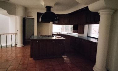 HERMOSA CASA EN RENTA PARA CASA HABITACION U OFICINA, EN EXCLUSIVO FRACCIONAMIENTO RESIDENCIAL, PASEO DEL HELIOTROPO, COLONIA MONRAZ, GUADALAJARA, JAL