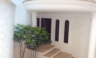 HERMOSA CASA EN RENTA PARA CASA HABITACION U OFICINA, EN EXCLUSIVO FRACCIONAMIENTO RESIDENCIAL, PASEO DEL HELIOTROPO, COLONIA MONRAZ, GUADALAJARA, JAL
