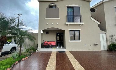 En alquiler casa de 4 dormitorios en urb.La Romareda. (TH)