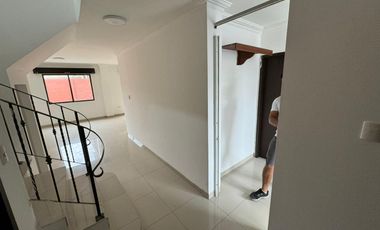 En alquiler casa de 4 dormitorios en urb.La Romareda. (TH)