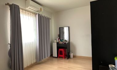 แค่เลือกทำเลบ้านชีวิตก็ดีขึ้นได้  ขายทาวน์โฮมพฤกษา95/2 เนื้อที่ 17.4 ตรว.3 ห้องนอน 2 ห้องน้ำ 1 ห้องครัว 1 จอดรถ ใกล้เซ็นทรัลเวสต์เกต