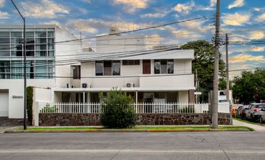 Amplia Casa en Venta en Esquina de Av Circuvalación y Juan de Mena