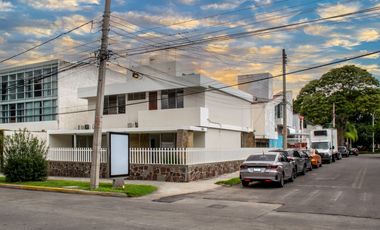Amplia Casa en Venta en Esquina de Av Circuvalación y Juan de Mena