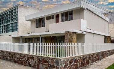 Amplia Casa en Venta en Esquina de Av Circuvalación y Juan de Mena