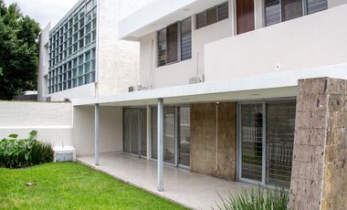 Amplia Casa en Venta en Esquina de Av Circuvalación y Juan de Mena
