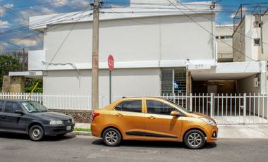 Amplia Casa en Venta en Esquina de Av Circuvalación y Juan de Mena