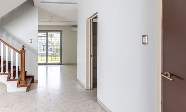 Amplia Casa en Venta en Esquina de Av Circuvalación y Juan de Mena