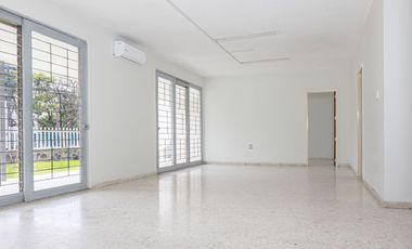 Amplia Casa en Venta en Esquina de Av Circuvalación y Juan de Mena