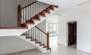 Amplia Casa en Venta en Esquina de Av Circuvalación y Juan de Mena