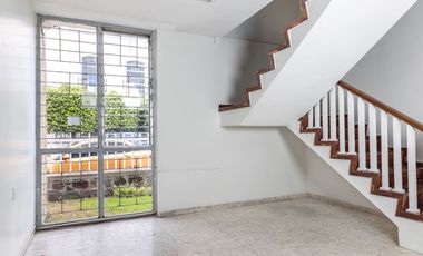 Amplia Casa en Venta en Esquina de Av Circuvalación y Juan de Mena