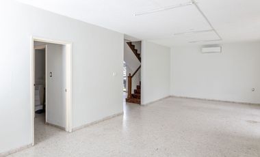 Amplia Casa en Venta en Esquina de Av Circuvalación y Juan de Mena