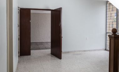 Amplia Casa en Venta en Esquina de Av Circuvalación y Juan de Mena