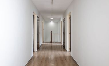 Amplia Casa en Venta en Esquina de Av Circuvalación y Juan de Mena