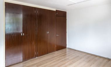 Amplia Casa en Venta en Esquina de Av Circuvalación y Juan de Mena