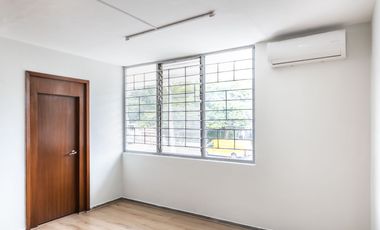 Amplia Casa en Venta en Esquina de Av Circuvalación y Juan de Mena