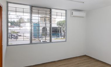 Amplia Casa en Venta en Esquina de Av Circuvalación y Juan de Mena