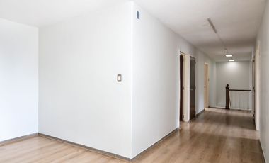 Amplia Casa en Venta en Esquina de Av Circuvalación y Juan de Mena