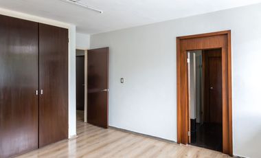 Amplia Casa en Venta en Esquina de Av Circuvalación y Juan de Mena