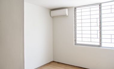 Amplia Casa en Venta en Esquina de Av Circuvalación y Juan de Mena