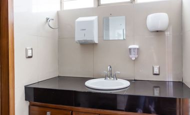 Amplia Casa en Venta en Esquina de Av Circuvalación y Juan de Mena