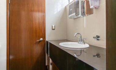 Amplia Casa en Venta en Esquina de Av Circuvalación y Juan de Mena