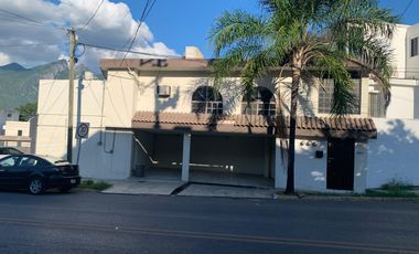 Venta Excepcional LOCAL COMERCIAL y Oficinas AV. CAMINO AL MIRADOR Paseo Residencial Monterrey ESQUINA 2 PISOS Super Visible Estratégico