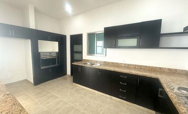 Fantástica Casa en VENTA 100% Remodelada Av.Acanceh, SM 11, Cancún