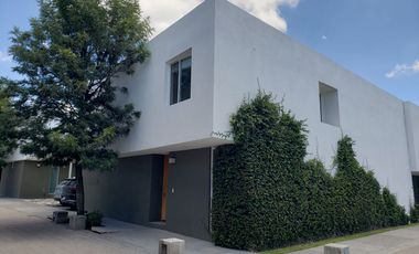 RENTA amplia casa en condominio Dos Caprichos, Juriquilla, Querétaro