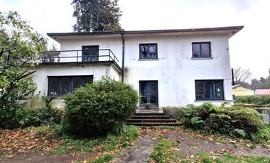 Casa Isla Teja vista hacia la costanera $ 1.500.000.000.-