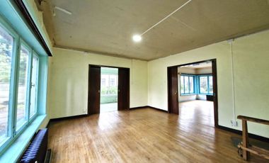 Casa Isla Teja vista hacia la costanera $ 1.500.000.000.-