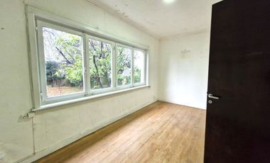 Casa Isla Teja vista hacia la costanera $ 1.500.000.000.-